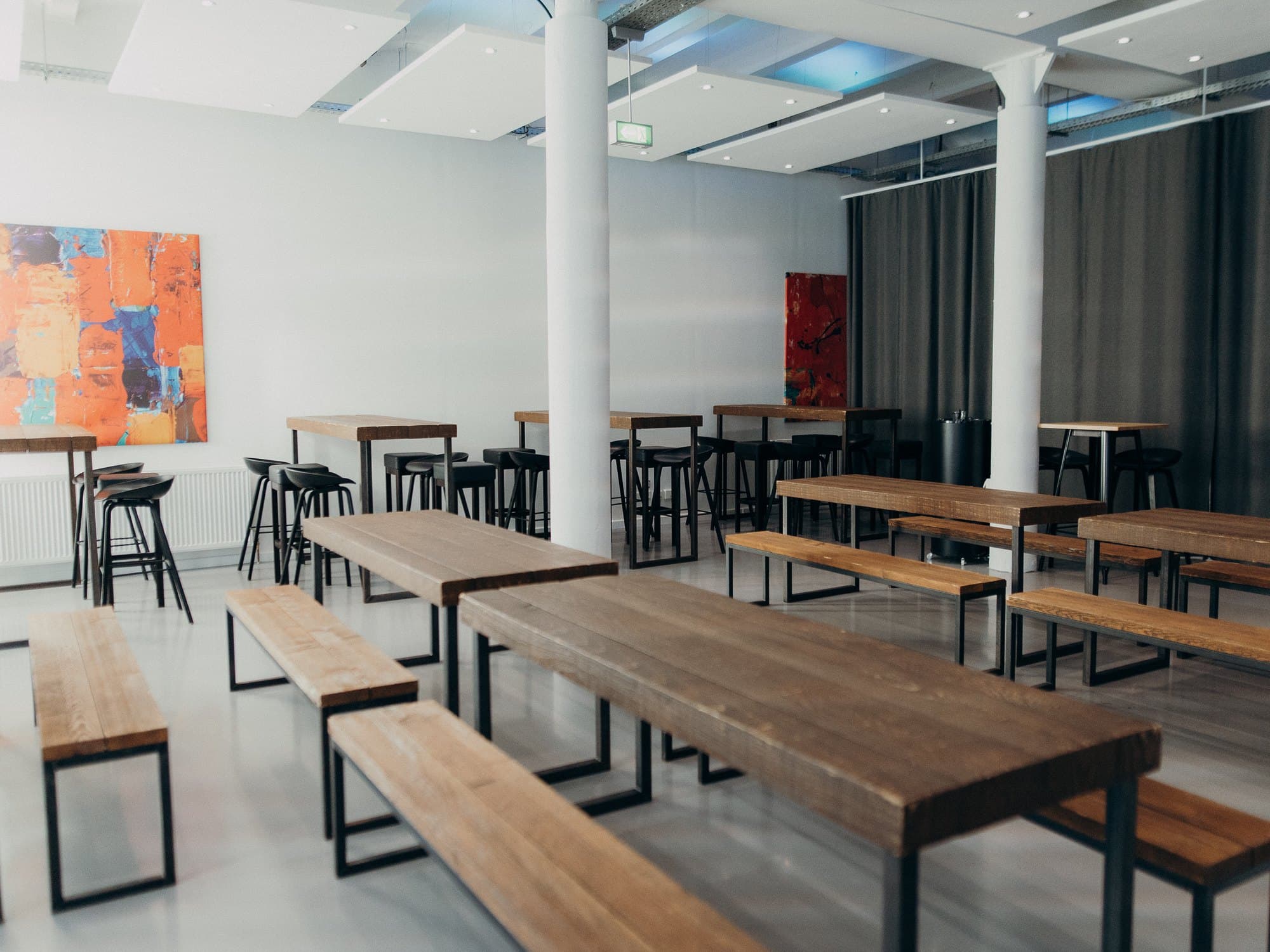 Lange Tafeln für ein festliches Dinner in der lichten Eventfläche des REST2RENT Hamburg