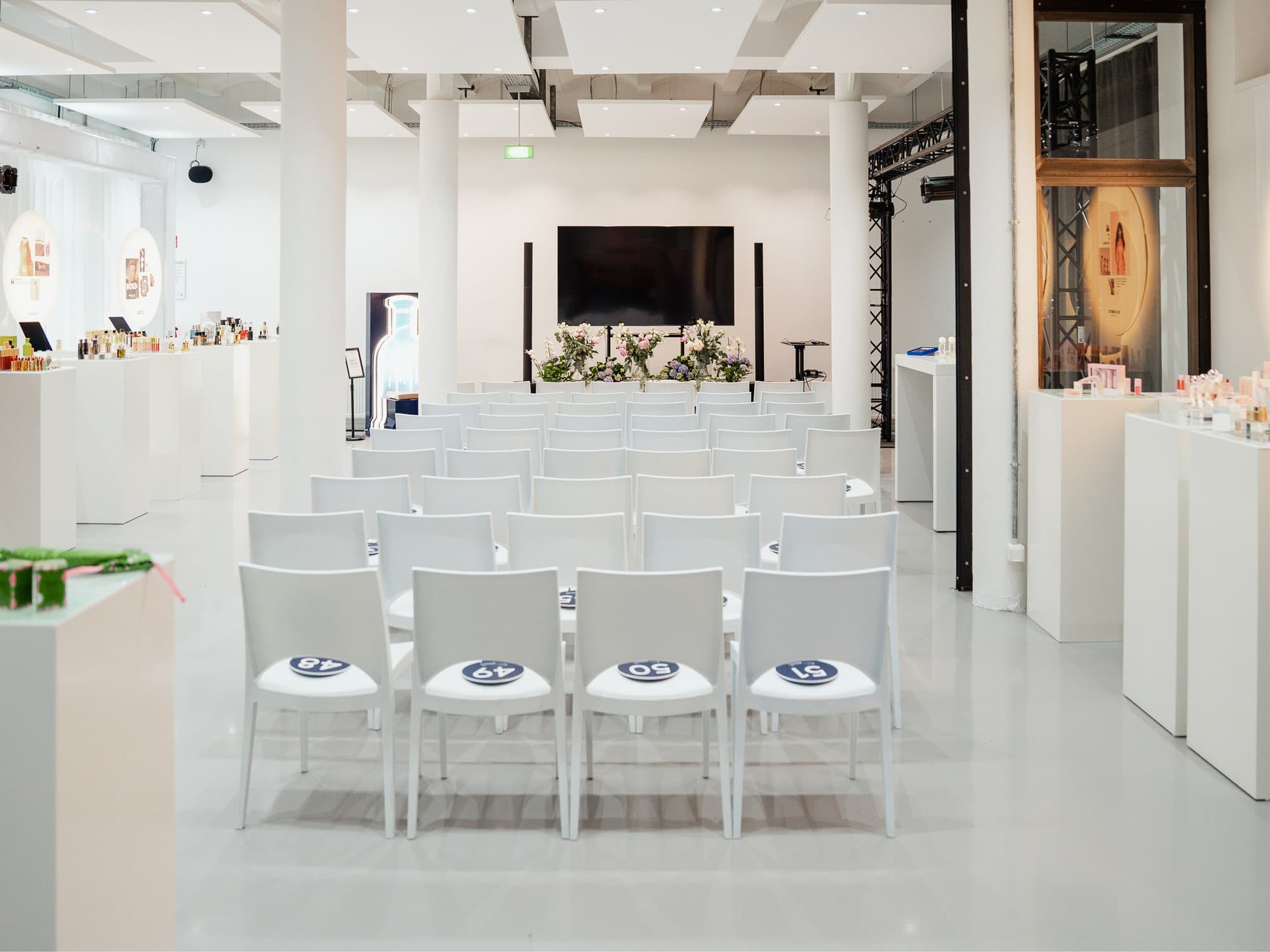 400 m² Eventfläche der REST2RENT Eventlocation Hamburg mit Plenum-Bestuhlung und 85-Zoll-Screen