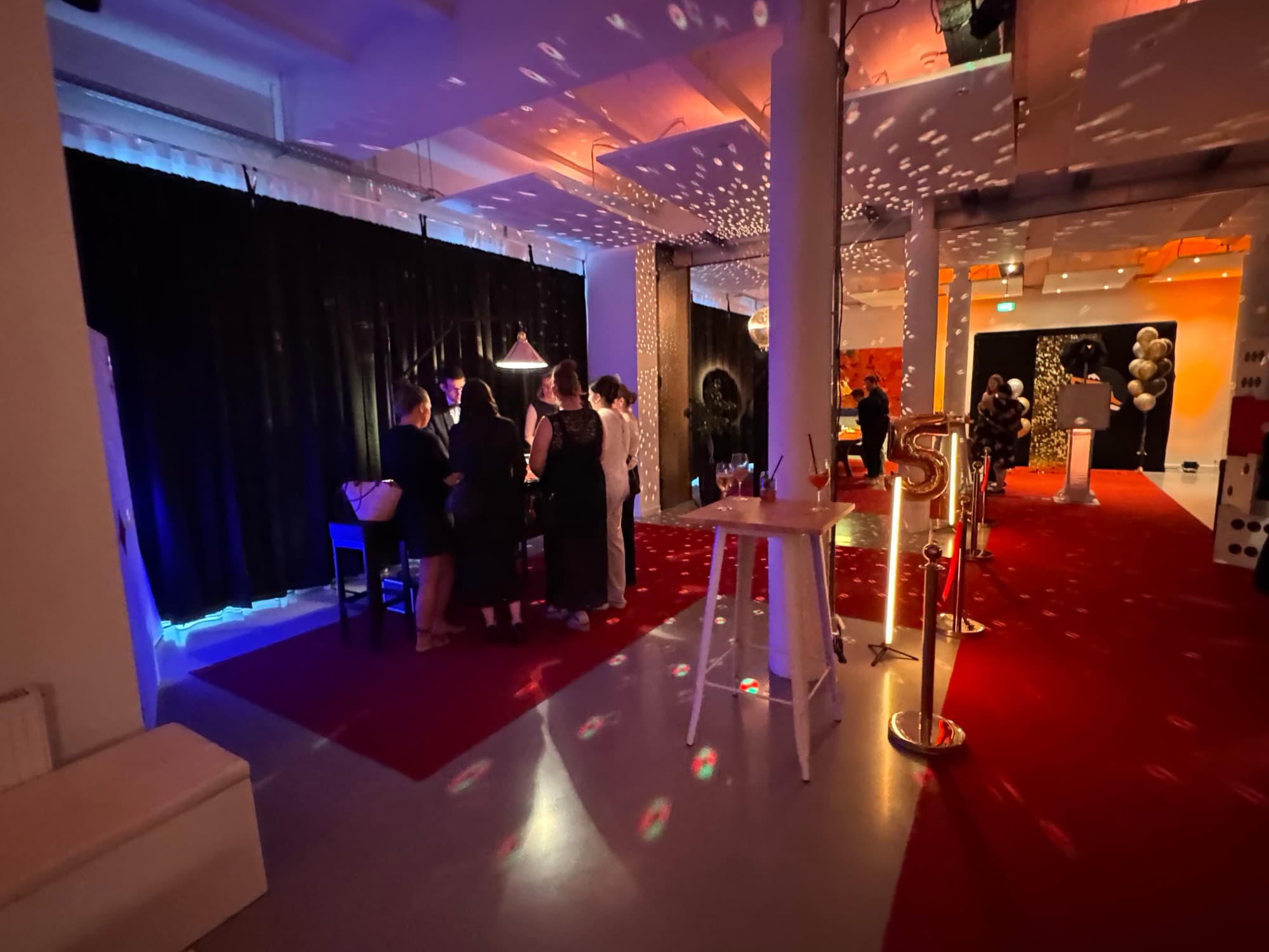 Abendveranstaltung mit RGBW-Stimmungslicht und Bar im REST2RENT Hamburg