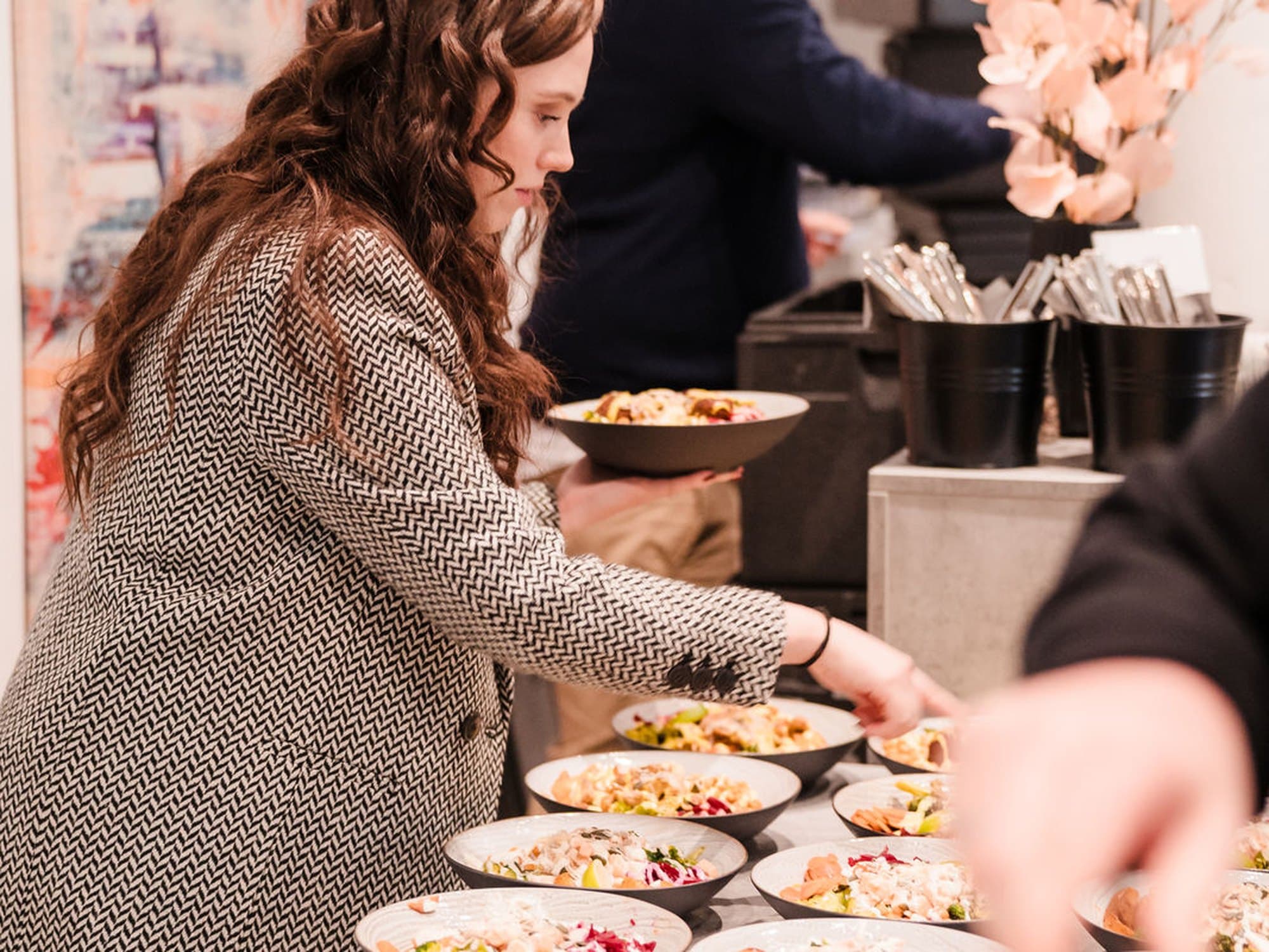 Buffet mit frischen Speisen vom REST2RENT Catering Hamburg
