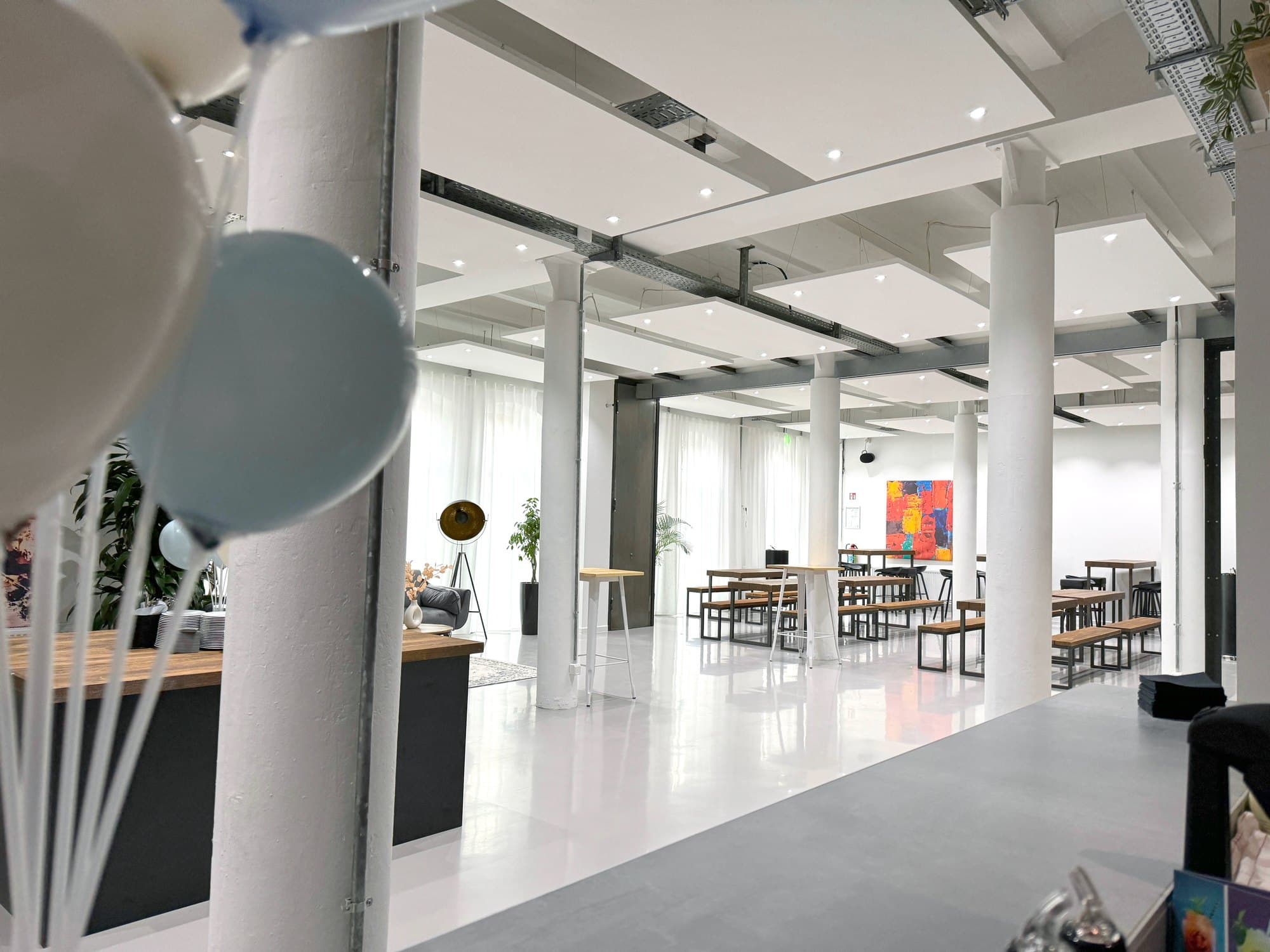 Leere, lichtdurchflutete 400-m²-Eventfläche mit Säulen – Dry-Hire im REST2RENT Hamburg