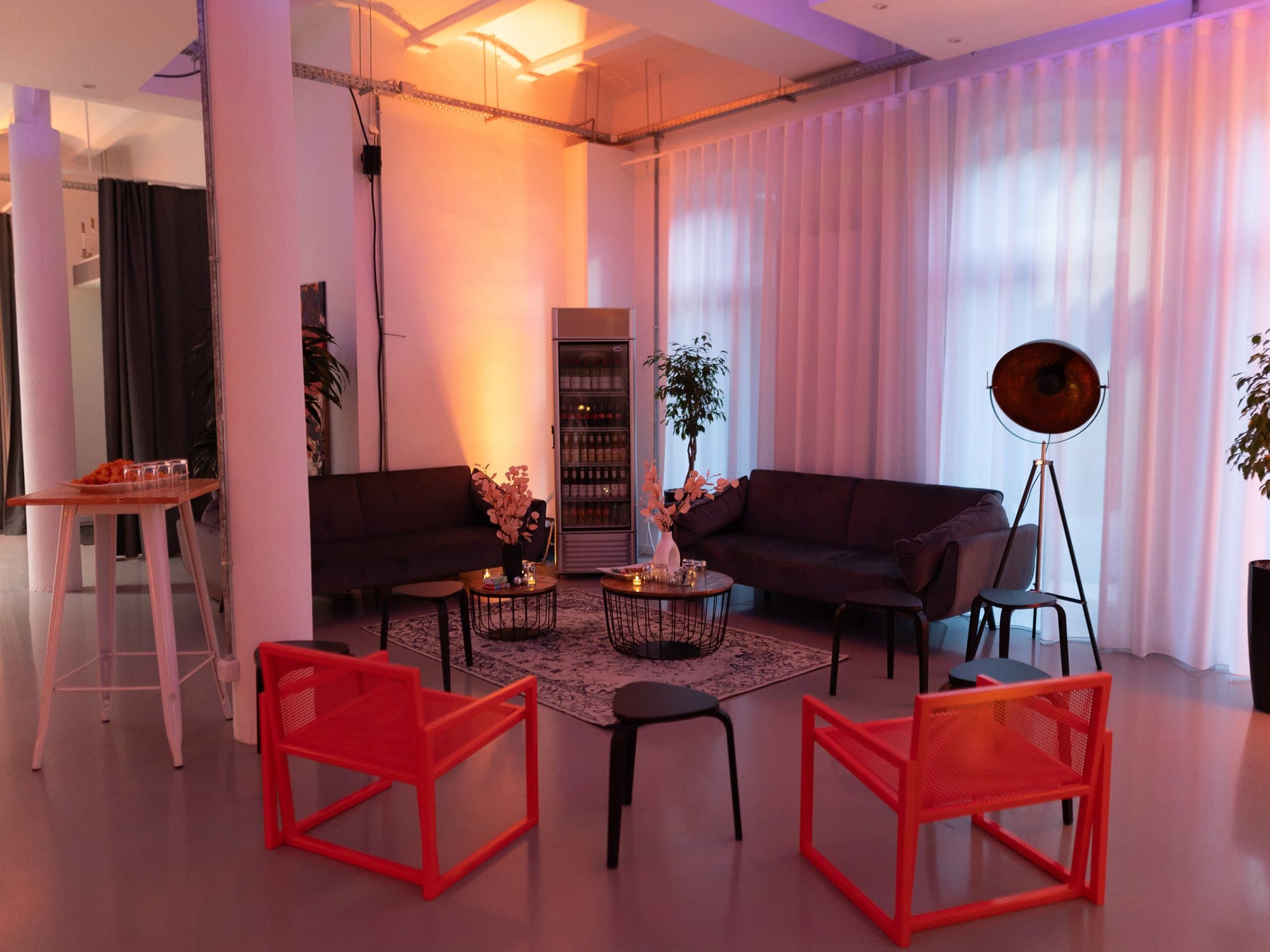 Lounge mit stimmungsvollem Abendlicht für private Feiern im REST2RENT Hamburg